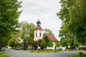 Dorfkirche mit Kreisverkehr, Ortsteil Schönwalde-Dorf