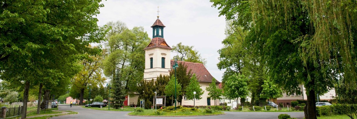 Dorfkirche mit Kreisverkehr, Ortsteil Schönwalde-Dorf Dorfkirche mit Kreisverkehr, Ortsteil Schönwalde-Dorf