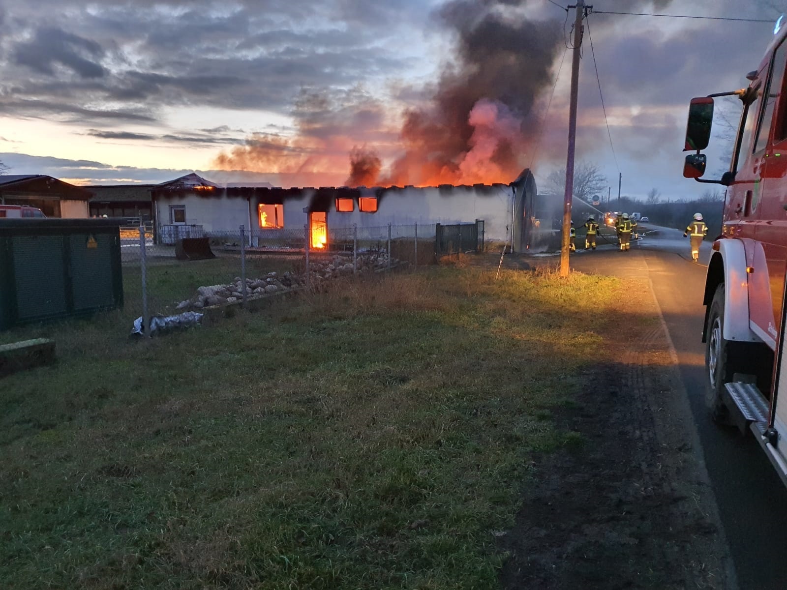 Feuerwehreinsatz brennendes Haus Feuerwehr Gruenefeld Feuerwehreinsatz brennendes Haus Feuerwehr Gruenefeld