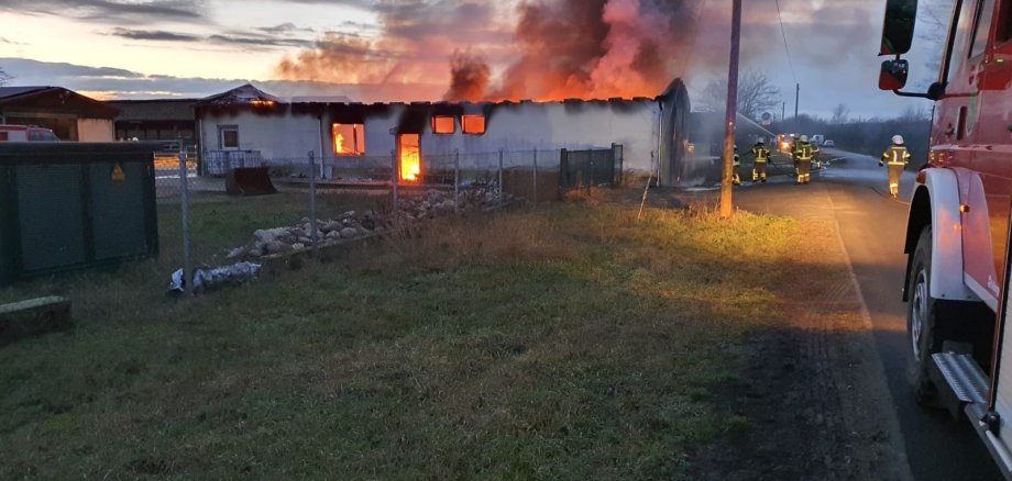 Feuerwehreinsatz brennendes Haus Feuerwehr Gruenefeld Feuerwehreinsatz brennendes Haus Feuerwehr Gruenefeld