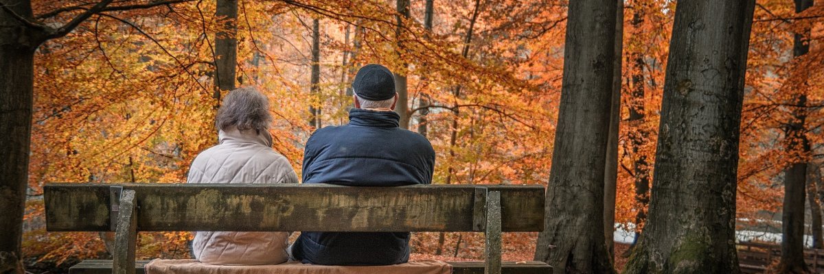 Senioren auf der Schaukel
