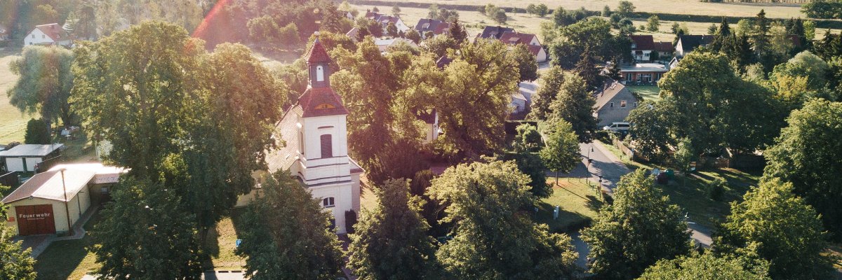 Kirche Schönwalde-Dorf von oben Kirche Schönwalde-Dorf von oben