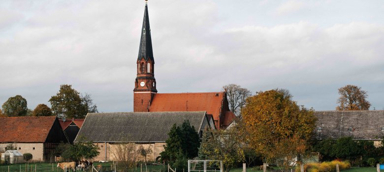 Ortsansicht mit Kirche Paaren im Glien