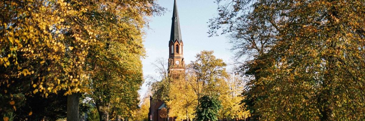 Kirche mit Dorfanger Paaren im Glien
