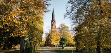 Kirche mit Dorfanger Paaren im Glien