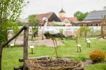 Waldschule Pausin mit Kirche im Hintergrund