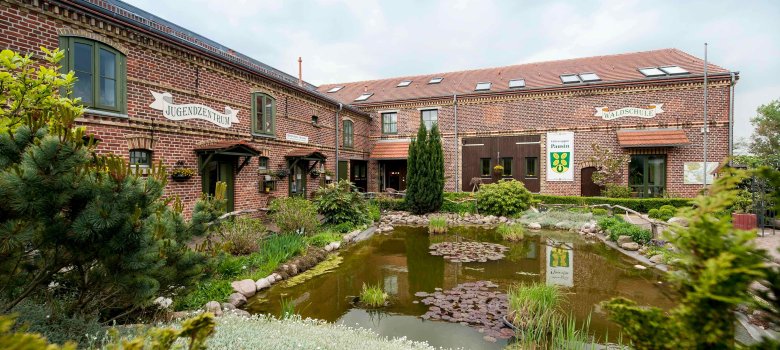 Waldschule Pausin mit Teich