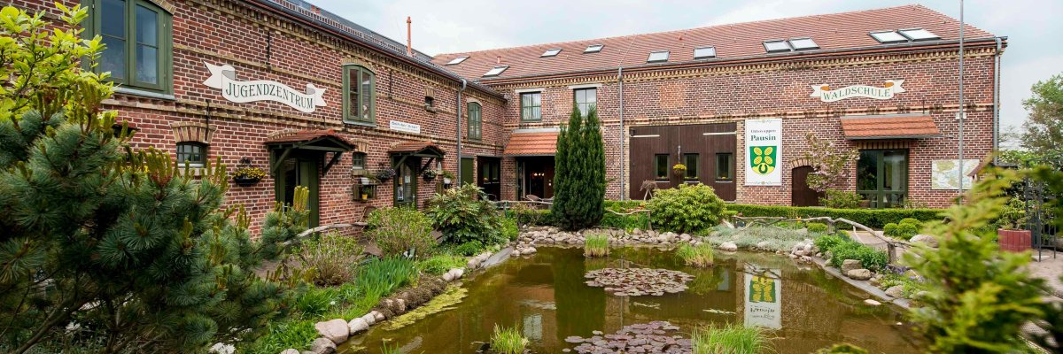 Waldschule Pausin mit Teich