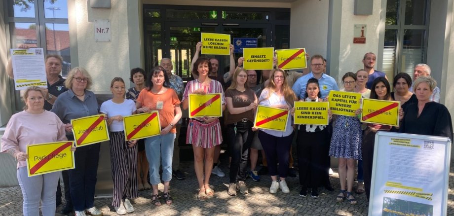 Aktionstag „Kommunen am Limit“ - Gemeindeverwaltung setzt vor dem Rathaus ein sichtbares Zeichen Aktionstag „Kommunen am Limit“ - Gemeindeverwaltung setzt vor dem Rathaus ein sichtbares Zeichen