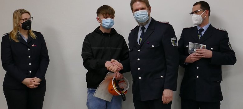 Bürgermeister Bodo Oehme gratuliert Alexander zur Übernahme in den aktiven Dienst Bürgermeister Bodo Oehme gratuliert Alexander zur Übernahme in den aktiven Dienst
