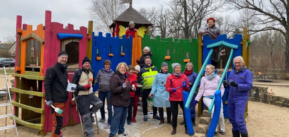 Farbenfroh lädt nun der Spielplatz in der Siedlung ein