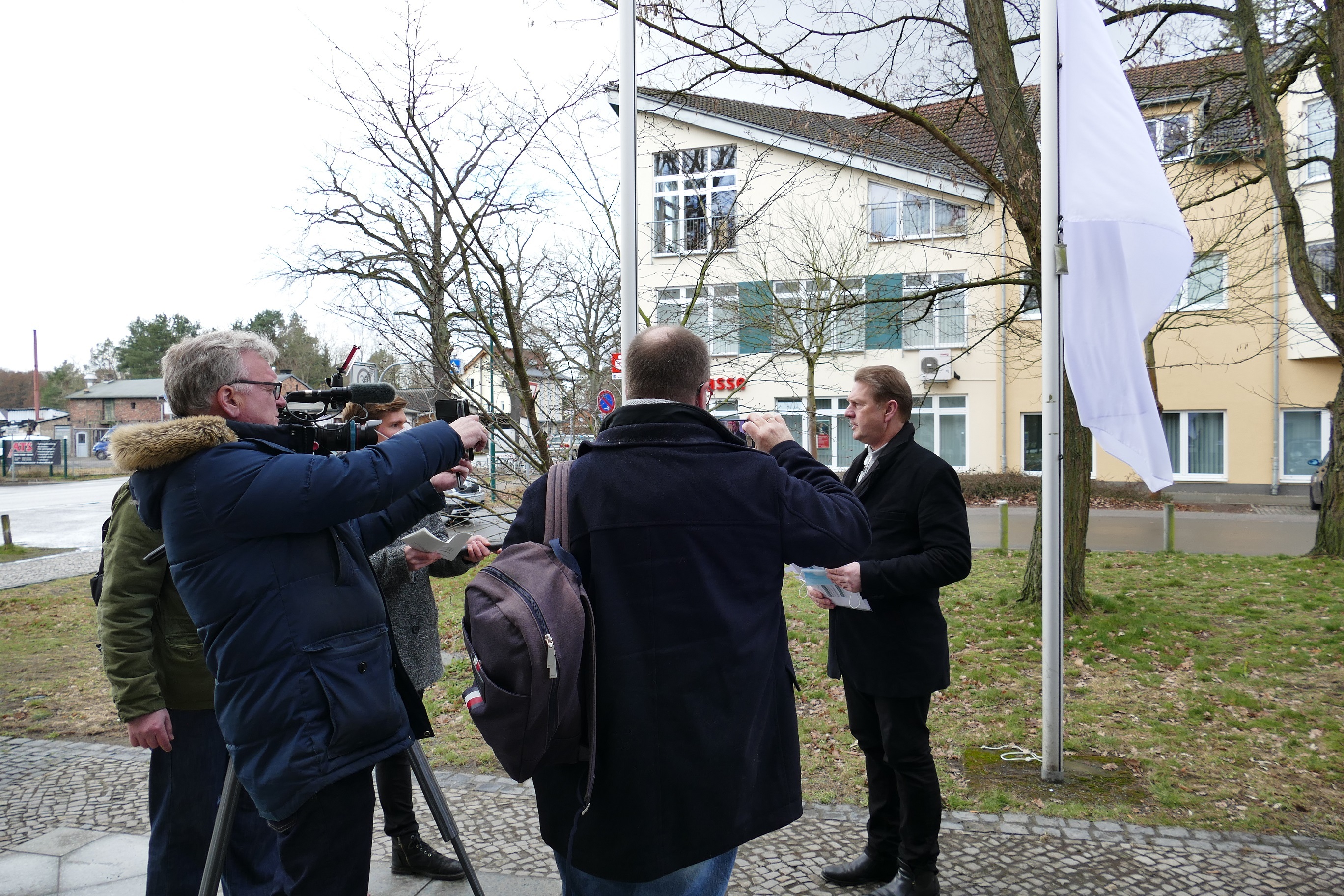 Bürgermeister hisst weiße Fahne vor dem Rathaus
