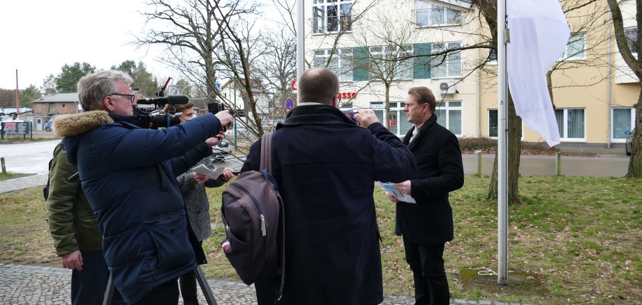 Bürgermeister hisst weiße Fahne vor dem Rathaus