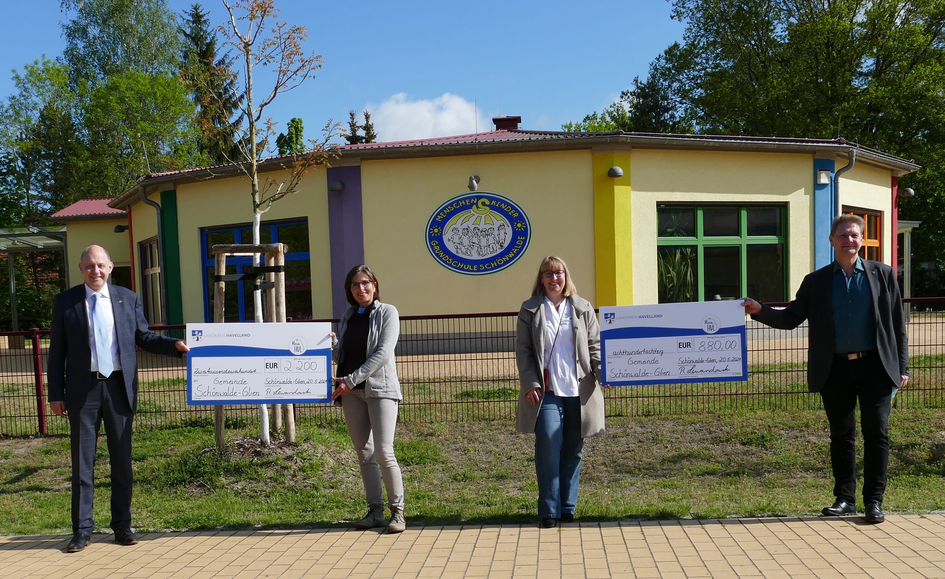 Landkreis übergibt zwei Zuwendungsbescheide an die Grundschulen der Gemeinde Schönwalde-Glien