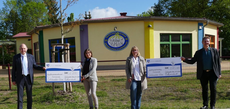Landkreis übergibt zwei Zuwendungsbescheide an die Grundschulen der Gemeinde Schönwalde-Glien
