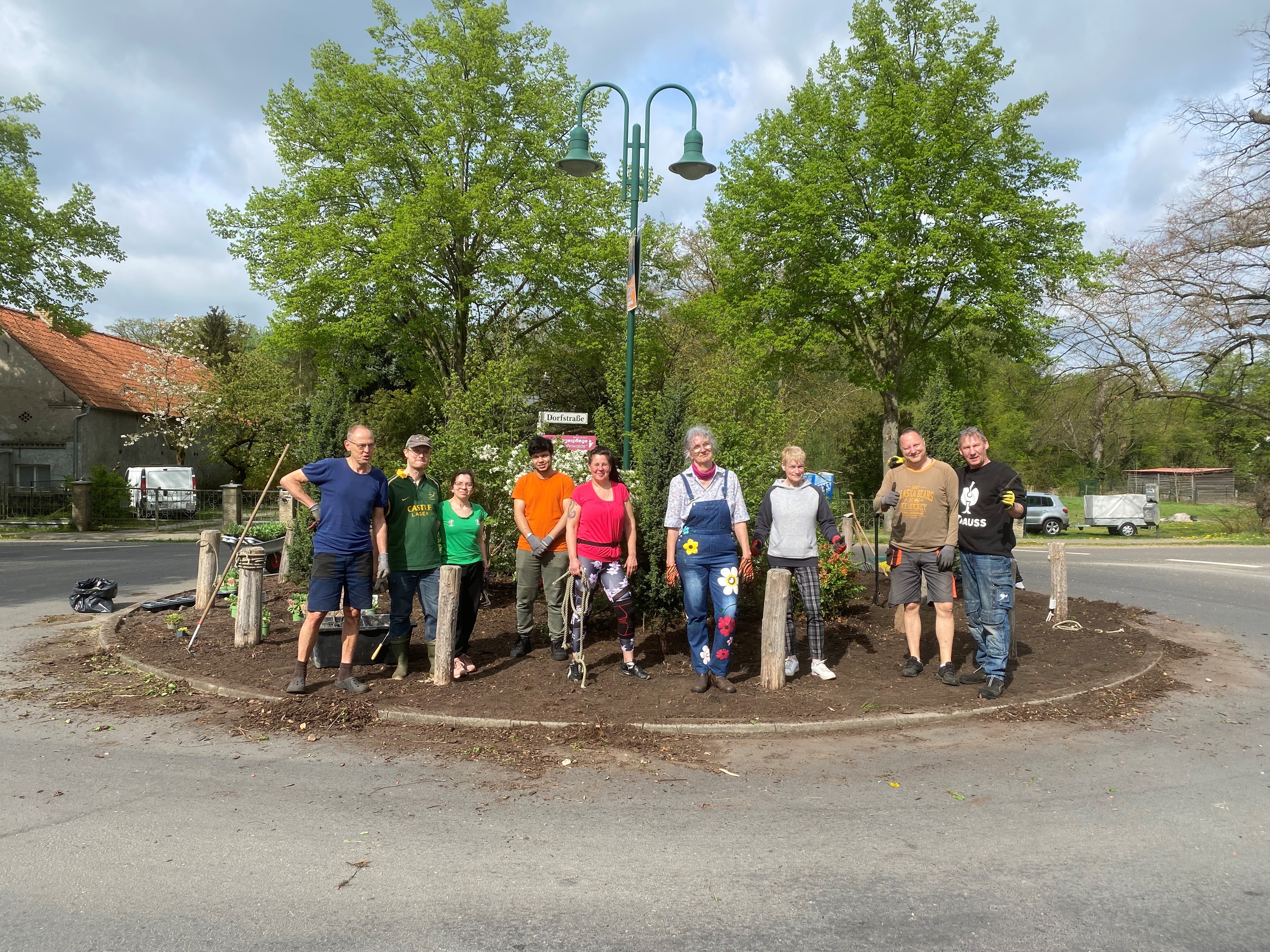 In Schönwalde-Dorf wurde die Insel um den Kreisverkehr gereingt und verschönert