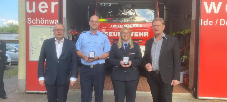 Übergabe der Ehrenmedaille des Landes Brandenburg 
Foto v.l.: Innenminister Stübgen, Rene Beier, Svenja Lehmann und Bürgermeister Bodo Oehme. Der Ortswehrführer Tobias Neumann war bedingt durch einen Einsatz der Feuerwehr nicht anwesend.