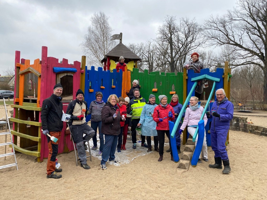Farbenfroh lädt nun der Spielplatz in der Siedlung ein