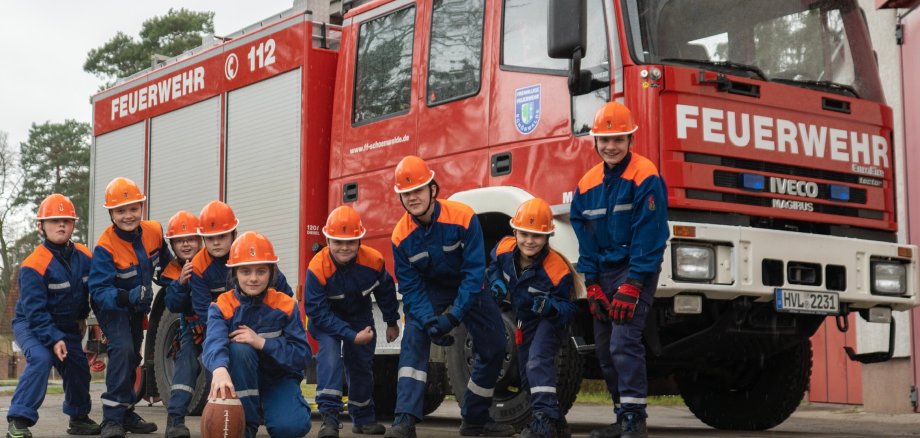 Kinder- und Jugendliche der Jugendfeuerwehr Schönwalde-Glien Kinder- und Jugendliche der Jugendfeuerwehr Schönwalde-Glien