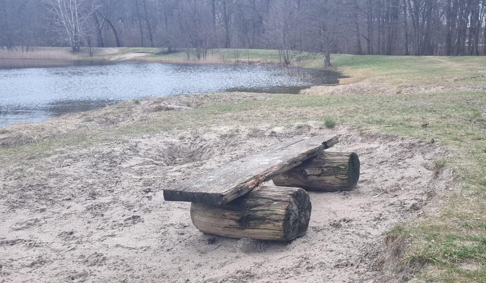 Überreste einer von drei Bänken am Strandbad OT Siedlung, bald neu bestückt.