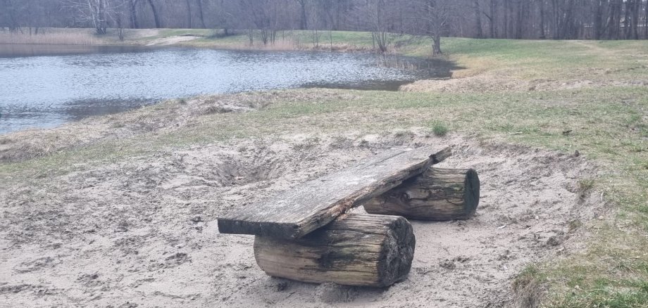 Überreste einer von drei Bänken am Strandbad OT Siedlung, bald neu bestückt. Überreste einer von drei Bänken am Strandbad OT Siedlung, bald neu bestückt.