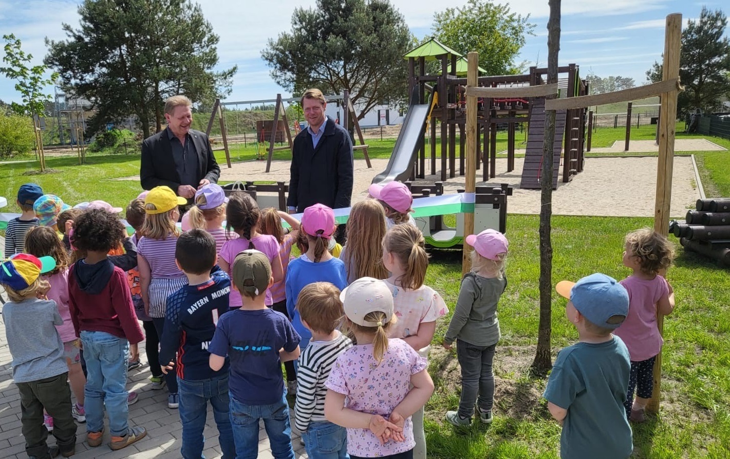 Bürgermeister Bodo Oehme und Kai-Uwe Tank, geschäftsführender Gesellschafter der TAMAX Gruppe eröffnen den neuen Spielplatz.