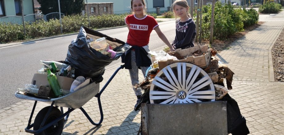 Matthea und Luise aus Grünefeld packen kräftig mit an 