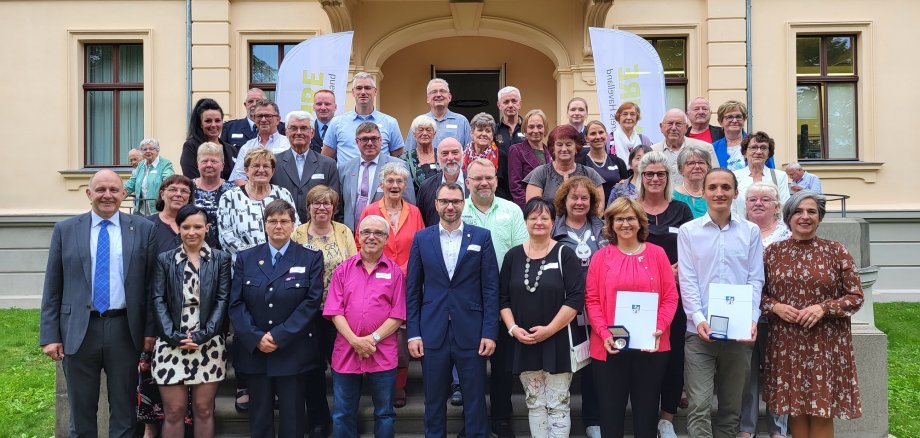 Gemeinsames Gruppenfoto der ausgezeichneten Ehrenamtlichen mit Landrat Roger Lewandowski und der Kreistagsvorsitzenden Barbara Richstein