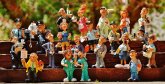 Berufsgruppen mit lusitgen Figuren dargestellt Berufsgruppen mit lusitgen Figuren dargestellt